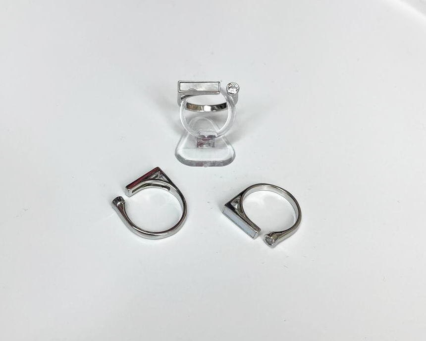 Кольцо безразмерное цвет серебро вставка фианит и натуральный перламутр Серебро