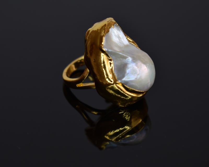 Кольцо крупное безразмерное цвет золото с натуральным жемчугом Золотой