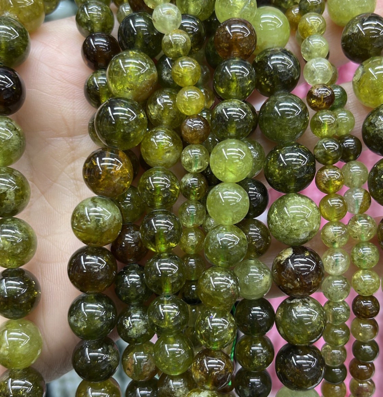 Бусины Гранат зеленый (Гроссуляр) гладкий глянцевый размеры 6мм, 8мм, 10мм, 12мм натуральный камень 6 мм Зеленый